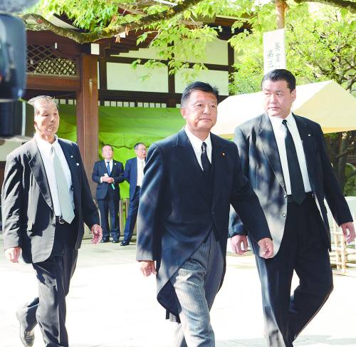 安倍“曲线参拜”靖国神社在历史问题上严重倒退