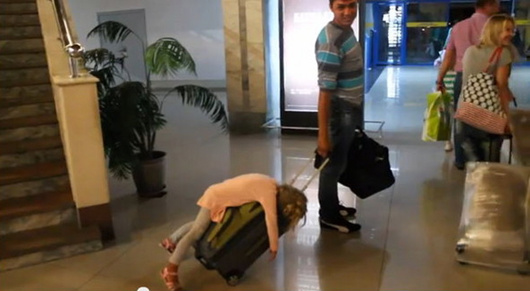昏睡行李箱保加利亚萌妹子被父亲一路拖行（图）