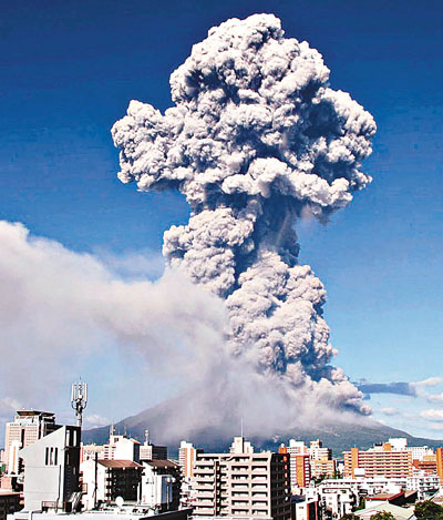 日本樱岛火山喷发烟雾升至5000米高破纪录(图)