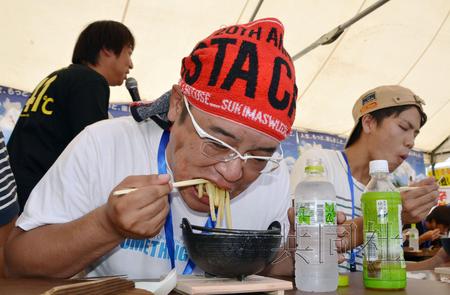 日本第一火炉举行吃辣汤面大赛参赛者汗流浃背