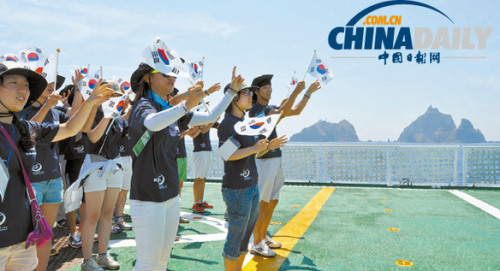 韩国大学生在独岛前海举行守护领土快闪活动(图)