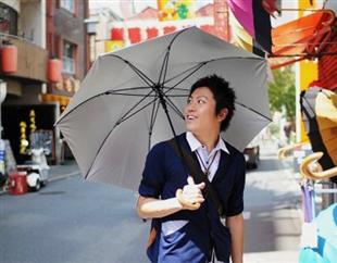 日本高温天催生大批“阳伞男”要爽不要“脸”