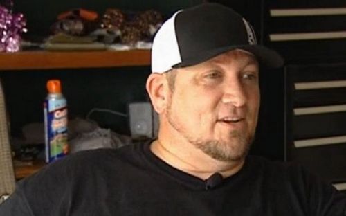 美国男子买一箱啤酒发现箱中躺着一条死蛇(图)