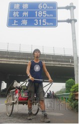 日本“拉车哥”完成环球之旅返回家乡被授奖章