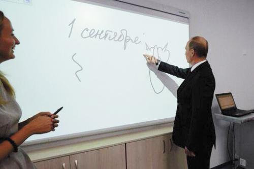 普京视察学校随手画猫太抽象学生看不懂(图)