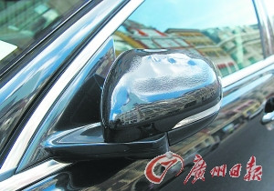 英国一大楼反光烤熔豪车路边捷豹“躺枪”(图)