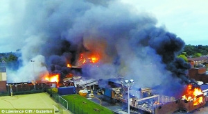 英国5名少年不愿开学纵火烧毁学校(图)