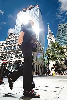 英国摩天大楼反光强烈轿车停对面外层被晒熔(图)