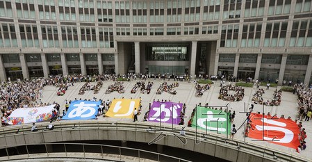 东京数百人摆“THANKYOU”庆祝申奥成功(图)