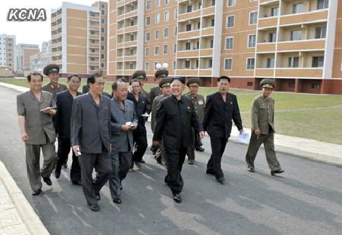 金正恩视察科学家街称赞实现金日成金正日心愿
