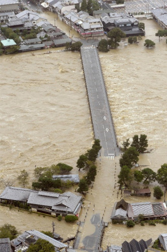 台风“万宜”贯穿日本列岛致2人死4人失踪(图)
