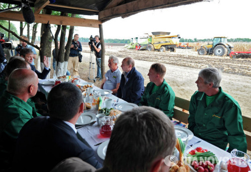 普京视察秋收情况午餐请记者离开称难尽情(图)