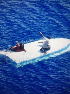 两名男子在美国外海漂流8天无食物饮水奇迹获救