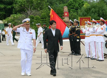 日本防卫相考察越南金兰湾海军基地