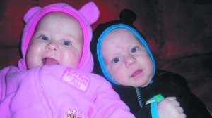 �Ĵ�����һ�Ը�ĸȾ��ϰ˫��̥Ů���������У�ͼ��