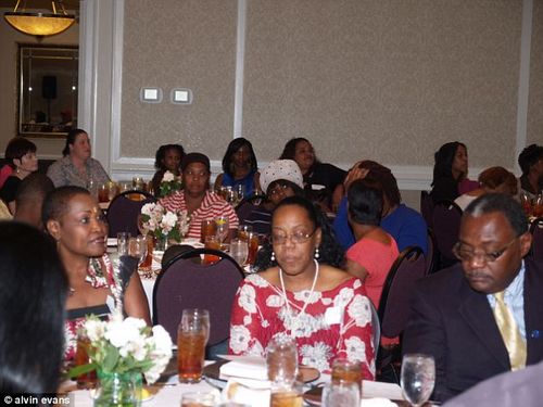 女儿婚礼取消慷慨夫妇改邀200流浪汉赴宴(图)