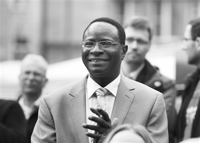 Ĭ�˶������ε������¹��״�ӭ������������Ա