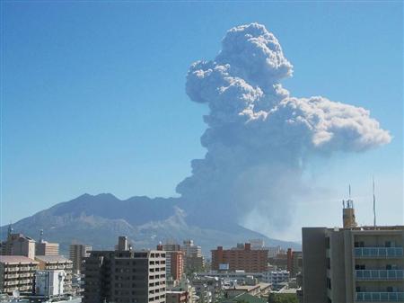 日本樱岛火山喷发烟雾高达4500米暂未危及安全