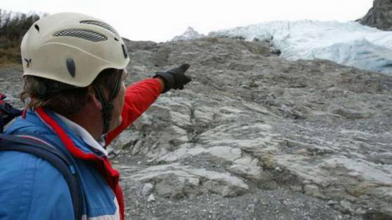 法国男子登山时发现珠宝箱宝物价值24.6万欧元