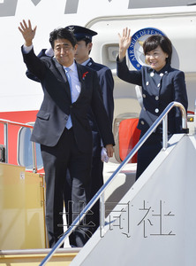 安倍前往印尼参加APEC会议称愿与中韩对话