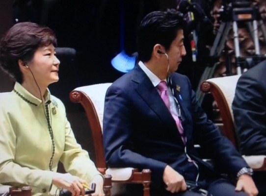韩媒:朴槿惠安倍会面尴尬结束相邻而坐零交流