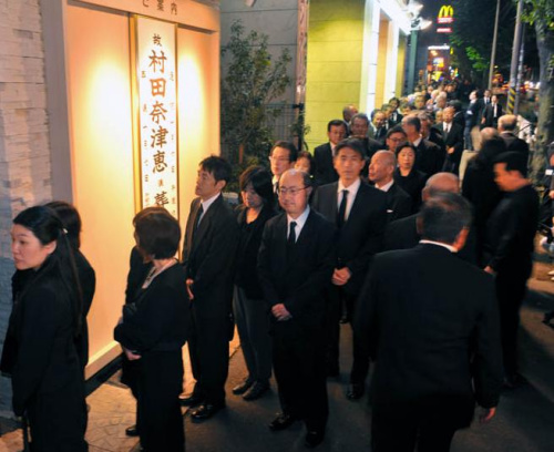 日本女子舍身救老人获褒奖官房长官前来悼唁