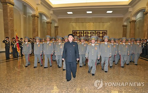 朝鲜劳动党建党日金正恩参谒锦绣山太阳宫(图)