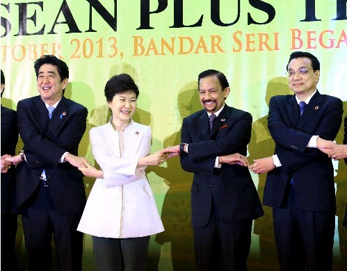 安倍称期待在文莱与中韩领导人交换意见(图)