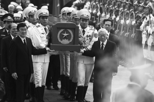 数十万人站在路旁,向武元甲的遗体做最后告别.越南前党政军领导