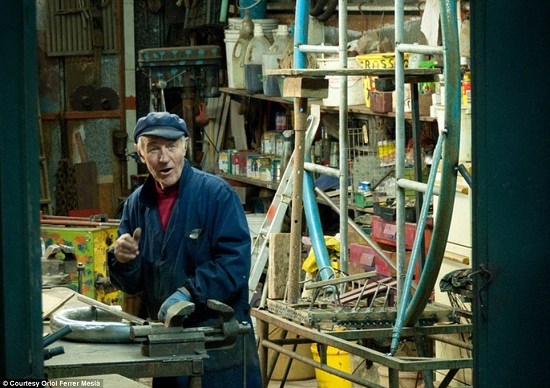 意大利餐厅老板花40年建游乐场亲造过山车(图)
