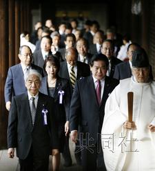 日本约160名国会议员集体参拜靖国神社(图)