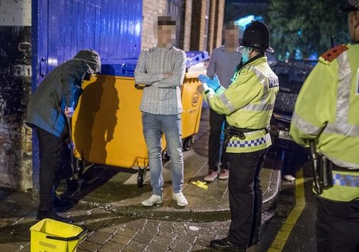 英警方展开“撒尿行动”专逮随地小便者罚拖地