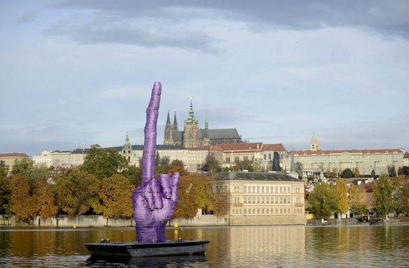 捷克大选在即艺术家造“竖中指”雕塑献总统(图)