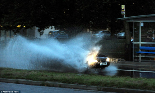 Ӣ����Ⱪ����Ϯ����20����������ˮ������ͼ��