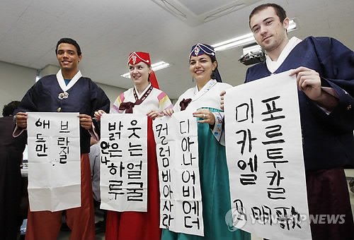 韩媒：中国学生“弃日择韩”赴韩留学人数大增