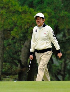 安倍第二任期频繁参加打高尔夫球表现悠闲