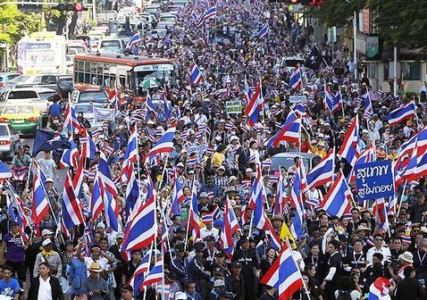 泰国参院开会表决特赦法案7000警力维持治安