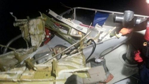 美国一架小型飞机坠海已致2人死亡2人失踪(图)