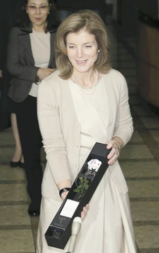 新任美驻日大使会见日外相获赠玫瑰称很美(图)