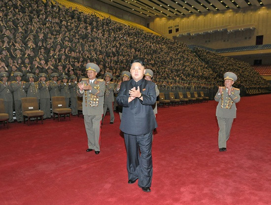 金正恩与朝鲜人民军保卫工作者大会与会者合影