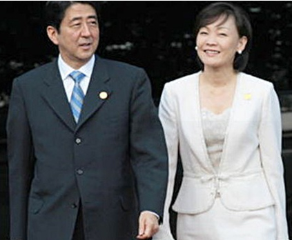 安倍谈家庭幸福秘诀称“向老婆投降”(组图)