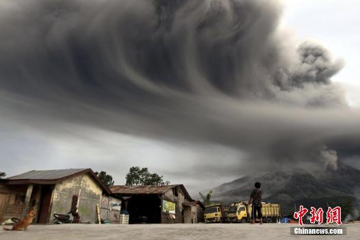 印尼火山持续喷发当局发最高警报万余人撤（图）