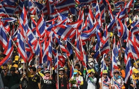 泰国抗议者围困多个政府部门总理称拒用暴力