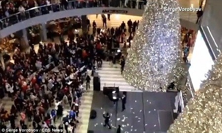 男子商场撒钞票:经历糟糕一年愿散播快乐(图)