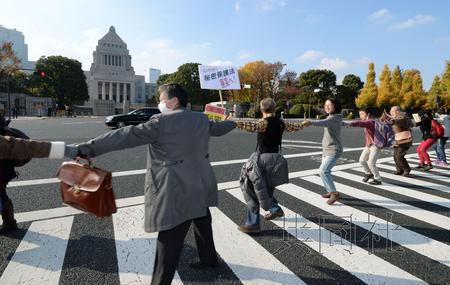 日本数千民众围住国会议事堂反对保密法案(图)