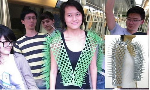 女生发明地铁防性骚扰背心遍布长钉如刺猬(图)