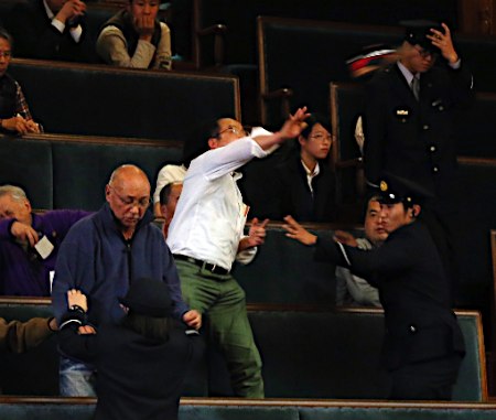 日本男子抗议通过“秘保法”脱鞋扔进参院会场
