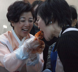 安倍夫人在韩使馆亲手腌泡菜称要给丈夫尝尝