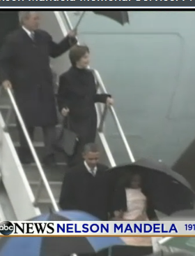 奥巴马抵南非出机舱淋雨夫人独撑伞走前面（图）