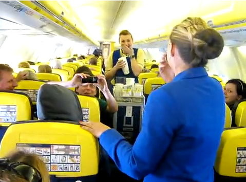 欧洲一航空公司比基尼空姐拍月历法院判禁用